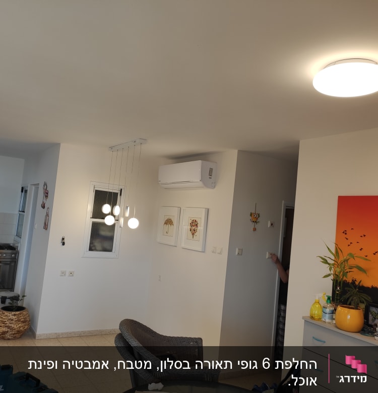 תיבת כלים כחולה של מקיטה על הרצפה